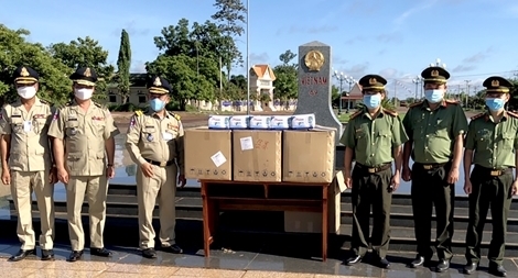 Công an Lộc Ninh trao tặng trang phục phòng dịch cho Công an tỉnh của Campuchia giáp ranh 